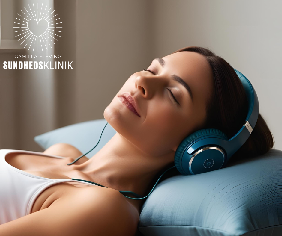 Kvinde med lukkede øjne ligger i ro og lytter til lyd med hovedtelefoner. Symboliserer indre proces og lydens rolle i efterbehandling.